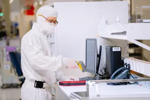 Kiểm tra sản phẩm trước khi xuất xưởng tại nhà máy của Công ty Intel Products Việt Nam ở Khu Công nghệ cao TPHCM (ẢNH: INTEL)