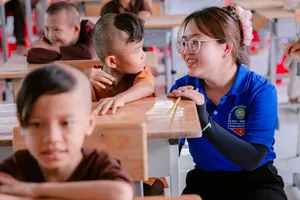 Giáo sinh trò chuyện với các em theo học miễn phí ở Trung tâm Nhân đạo Hồng Quang
