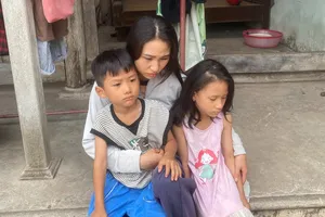Chồng tử nạn nơi đất khách, bỏ lại vợ và 2 con thơ