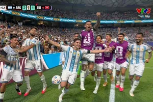 Các cầu thủ Argentina vui mừng sau khi Julian Alvarez (số 9) ghi bàn nâng tỷ số lên 2-1 trước đội tuyển Thụy Sĩ (ẢNH CHỤP MÀN HÌNH VTV)