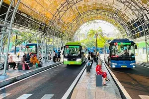 Hành khách đi xe buýt lập kỷ lục với gần 295.000 lượt khách/ngày