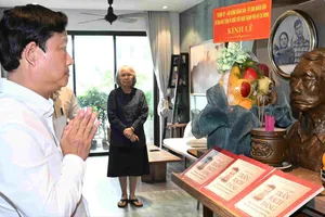 Đoàn đại biểu TPHCM thắp hương tưởng nhớ đồng chí Trần Bạch Đằng