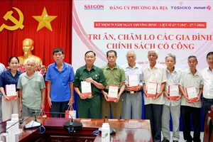 Ban tổ chức chương trình tặng quà tri ân, chăm lo các gia đình chính sách tại phường Bà Rịa. Ảnh: VIỆT NGA