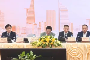 Các đại biểu chủ trì hội thảo. Ảnh: LƯU THỦY
