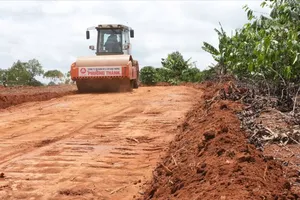 Thi công tạo mặt bằng tại dự án xây dựng đường bộ cao tốc Bảo Lộc - Liên Khương