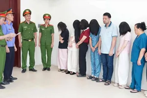 Cơ quan Cảnh sát điều tra đọc lệnh khởi tố vụ án, khởi tố bị can. Ảnh: CACC