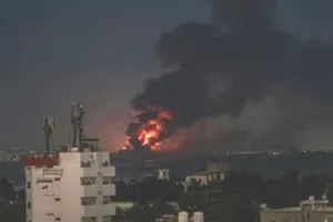 Thành phố Hudaydah do lực lượng Houthi kiểm soát ở Yemen bị không kích ngày 24-7. Ảnh: YNET 