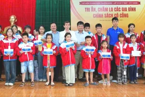 Báo Sài Gòn Giải Phóng phối hợp với các đơn vị tài trợ trao tặng áo ấm và học bổng cho học sinh vượt khó là con em các gia đình chính sách tại xã Nam Hải Lăng, tỉnh Quảng Trị