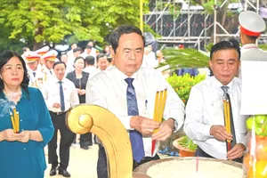 Chủ tịch Quốc hội Trần Thanh Mẫn dâng hương tưởng niệm các Anh hùng liệt sĩ tại Công viên Lê Thị Riêng 