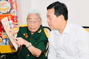 Phó Bí thư Thường trực Thành ủy TPHCM Lê Quốc Phong thăm gia đình chính sách tiêu biểu