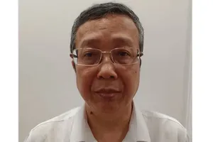 Khởi tố, bắt tạm giam Thứ trưởng Bộ NN-MT Hoàng Trung về tội "Nhận hối lộ"