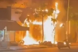 Ngọn lửa bùng phát dữ dội tại tiệm trà sữa
