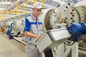 Các đại biểu thực hiện nghi thức cắt băng khánh thành nhà máy. ẢNH: HOÀNG HÙNG