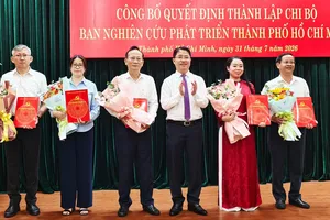 Đồng chí Trần Văn Nam làm Bí thư Chi bộ Ban Nghiên cứu phát triển TPHCM