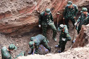 Các lực lượng khẩn trương thực hiện nhiệm vụ tìm kiếm, quy tập hài cốt liệt sĩ tại Công viên Lê Thị Riêng