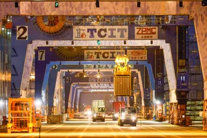 Bốc container lên tàu tại cảng TCIT