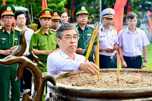 Lãnh đạo Thành ủy TPHCM dâng hoa, dâng hương tưởng niệm các Anh hùng liệt sĩ tại Côn Đảo