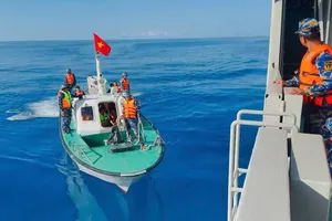 Đưa 33 ngư dân gặp nạn trên biển về đất liền