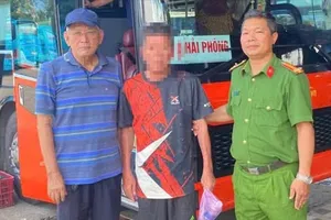 Ông C. được Công an xã Tịnh Khê đưa lên xe khách về với gia đình. Ảnh: ĐVCC