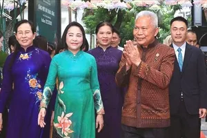 Chủ tịch Quốc hội kiêm Chủ tịch Hạ viện Thái Lan dự triển lãm Đan kết hữu nghị và thăm Đền Ngọc Sơn