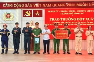 Chủ tịch UBND TP Đồng Nai Nguyễn Văn Út trao thưởng cho Công an TP Đồng Nai. Ảnh. CACC