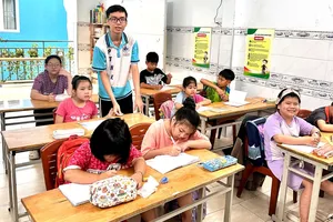 Thành viên của dự án Nắng cao nguyên trong giờ lên lớp tại Trường Phổ cập phường Thạnh Mỹ Tây (ẢNH: HỒ SƠN)