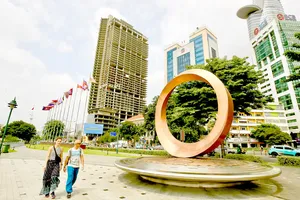 Biểu tượng Hữu nghị Quốc tế TPHCM đặt tại Công viên Bến Bạch Đằng, phường Sài Gòn, TPHCM (ẢNH: DŨNG PHƯƠNG)