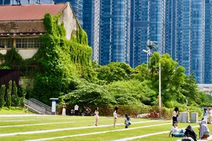 Khu di tích Xưởng Ba Son (khu đất số 2 đường Tôn Đức Thắng, phường Sài Gòn, TPHCM) thu hút người dân và du khách đến chụp ảnh (Ảnh: HOÀNG HÙNG)