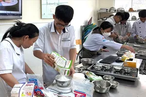 Học sinh Trung tâm GDTX Chu Văn An học nghề tại các cơ sở đào tạo nghề song song với học văn hóa tại trung tâm (ẢNH: ĐẶNG TRINH)