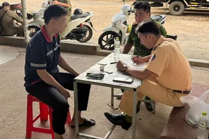 Đội CSGT Rạch Chiếc kiểm tra ma túy với tài xế vận tải