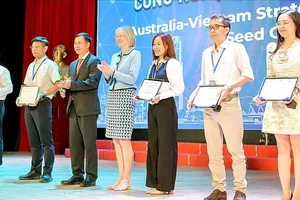 Đại sứ Australia Gillian Bird trao tài trợ cho các dự án hạt giống công nghệ chiến lược, ngày 11-6. Ảnh: PHƯƠNG ANH