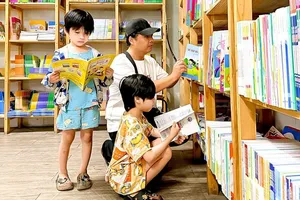 Phụ huynh cùng con tìm kiếm sách giáo khoa trước thềm năm học mới tại Nhà sách Phương Nam (phường Cầu Ông Lãnh, TPHCM) (ẢNH: HOÀNG HÙNG)