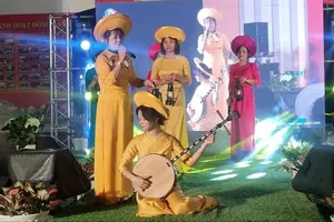 Các em học sinh Trường THCS Dương Văn Mạnh tập hát với các nghệ nhân Đờn ca tài tử (ẢNH: TRÚC GIANG)