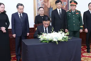 Đồng chí Trần Cẩm Tú, Thường trực Ban Bí thư, ghi sổ tay. Ảnh: QUANG PHÚC