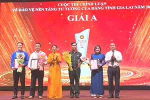 Lãnh đạo tỉnh Gia Lai trao giải A cho các cá nhân, tập thể
