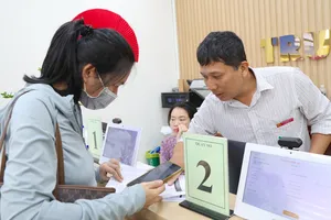 Người dân đến Trung tâm phục vụ hành chính công xã Tân Vĩnh Lộc, TPHCM thực hiện thủ tục hành chính. Ảnh: LÊ THOA