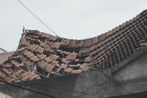 Mái của khu nhà lồng Trung tâm thương mại Biên Hòa bị hư hỏng nặng và có nguy cơ đổ sập. Ảnh: PHÚ NGÂN