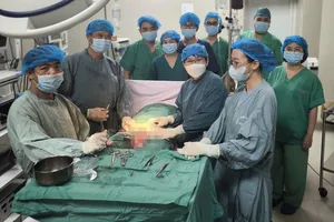 Bệnh viện Đa khoa Vĩnh Long huy động các bác sĩ chuyên khoa cứu kịp thời cả mẹ và bé. Ảnh: BVCC