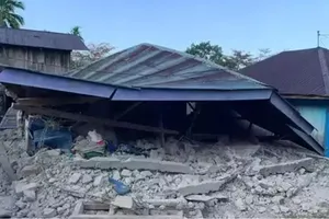 Nhà cửa đổ sập vì động đất ở Indonesia. Ảnh: JAKARTA GLOBE