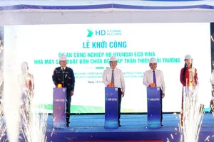 Các đại biểu bấm nút khởi công dự án. Ảnh: NGUYỄN TRANG