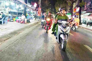 Tổ công tác của Công an phường Khánh Hội tuần tra trên các tuyến đường (Ảnh: NGUYỄN TÂN)