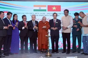 Các đại biểu thực hiện nghi thức thắp đèn truyền thống của Ấn Độ. Ảnh: QĐND