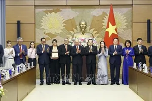 Chủ tịch Quốc hội Trần Thanh Mẫn và Thượng nghị sĩ Alberto Anaya Gutierrez, Tổng Bí thư Đảng Lao động Mexico chụp ảnh lưu niệm với đại biểu. Ảnh: TTXVN