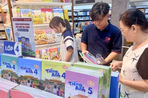 Phụ huynh tìm kiếm sách giáo khoa cho con trước thềm năm học 2026-2027 tại Nhà sách FAHASA Nguyễn Huệ (phường Sài Gòn, TPHCM) (ẢNH: HOÀNG HÙNG)