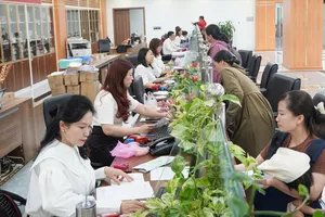 Bảo hiểm xã hội TPHCM giải quyết hồ sơ cho người dân (ẢNH: ĐÔNG SƠN)