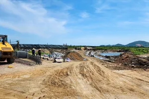 Sau nhiều năm bỏ dang dở, đoạn đê biển qua xã Lộc Hà, tỉnh Hà Tĩnh được thi công trở lại (ẢNH: DƯƠNG QUANG)