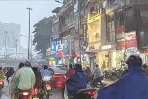 Mưa to ở Hà Nội chiều 19-8. Ảnh: V.H
