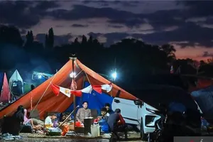 Người dân tại trạm sơ tán động đất ở Barangkolong, Reo, Đông Nusa Tenggara, Indonesia. Ảnh: ANTARA