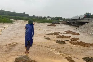 Đường tránh tạm thời ở bản Xóng Con (xã Tam Thái) bị cuốn trôi 