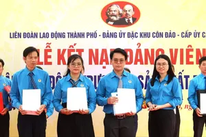 TPHCM kết nạp các công nhân, lao động ưu tú vào hàng ngũ của Đảng dịp 3-2-2026. Ảnh: THÁI PHƯƠNG